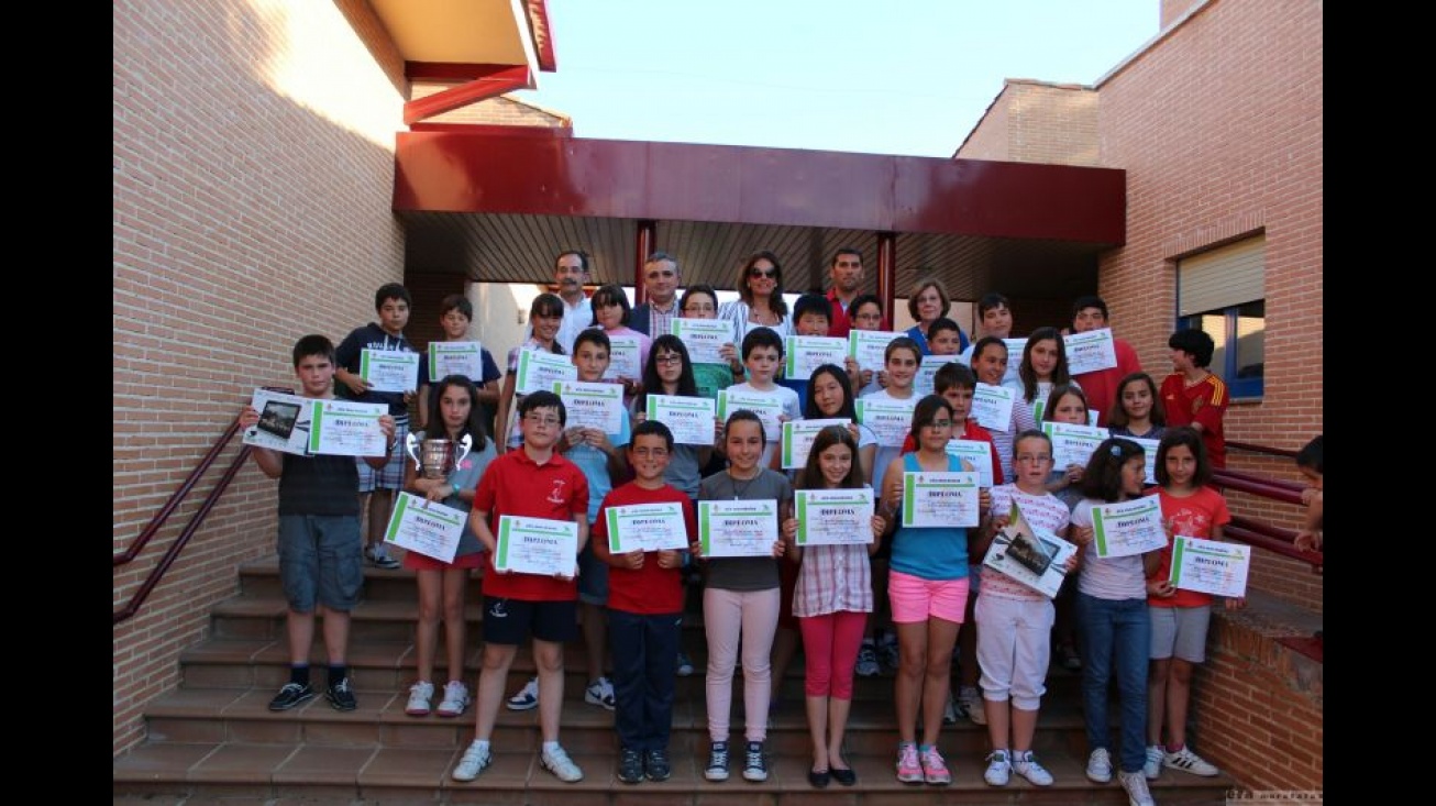 Alumnado participante con sus diplomas y premios