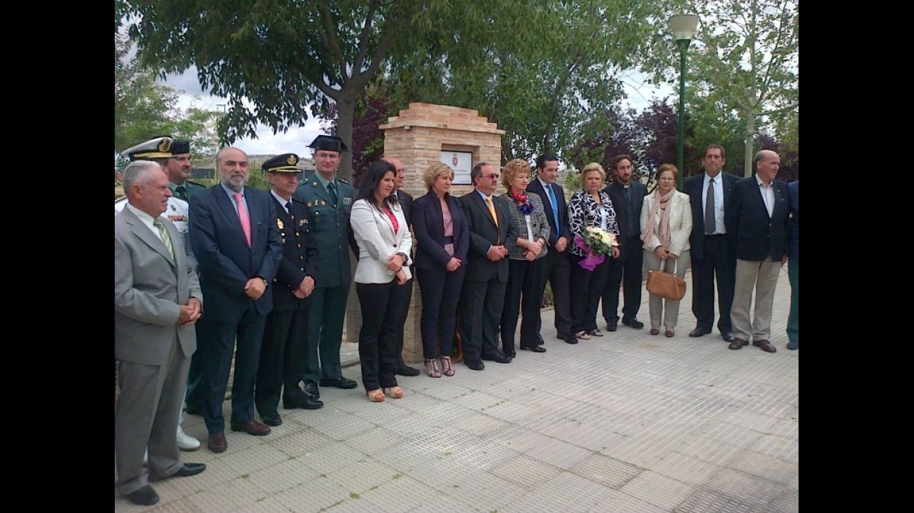 El alcalde de Manzanares, junto al resto de autoridades en el homenaje