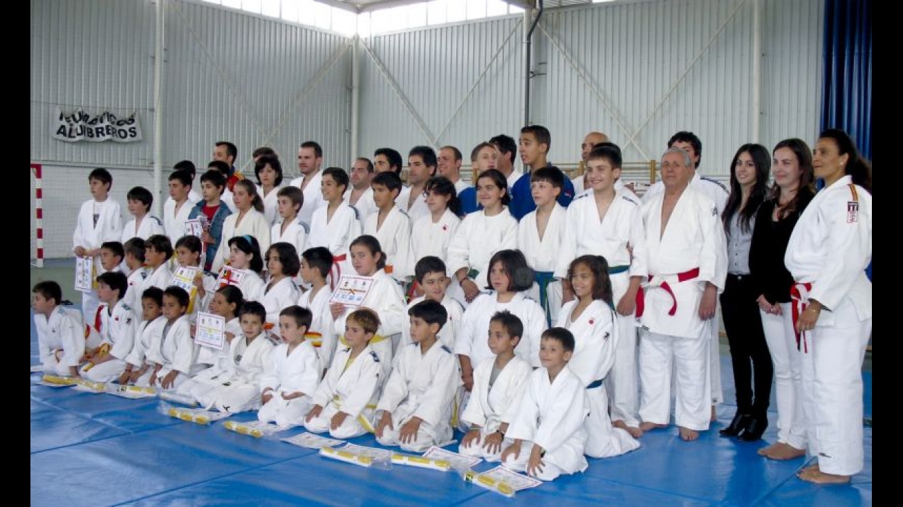 Foto de familia con la concejal de Deportes en la clausura