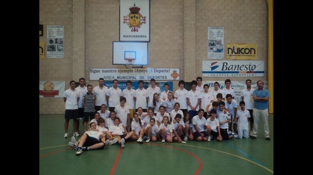 Foto de familia de los participantes en el campus de baloncesto 2012