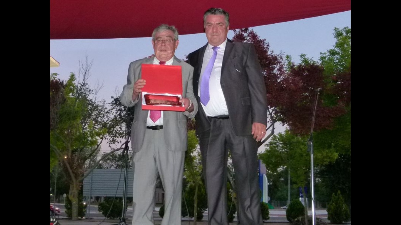 Manuel Márquez recibe una placa de manos de Luis Núñez tras el pregón