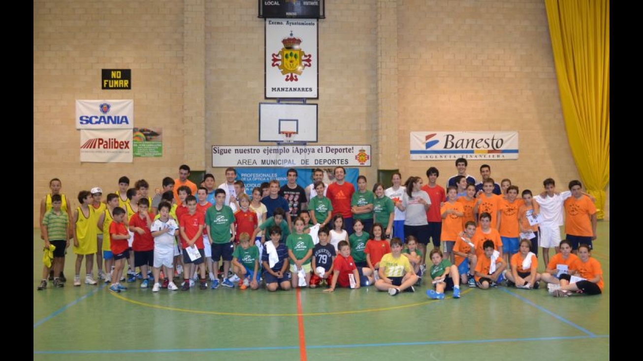 Foto conjunta de los participantes en el torneo de colegios