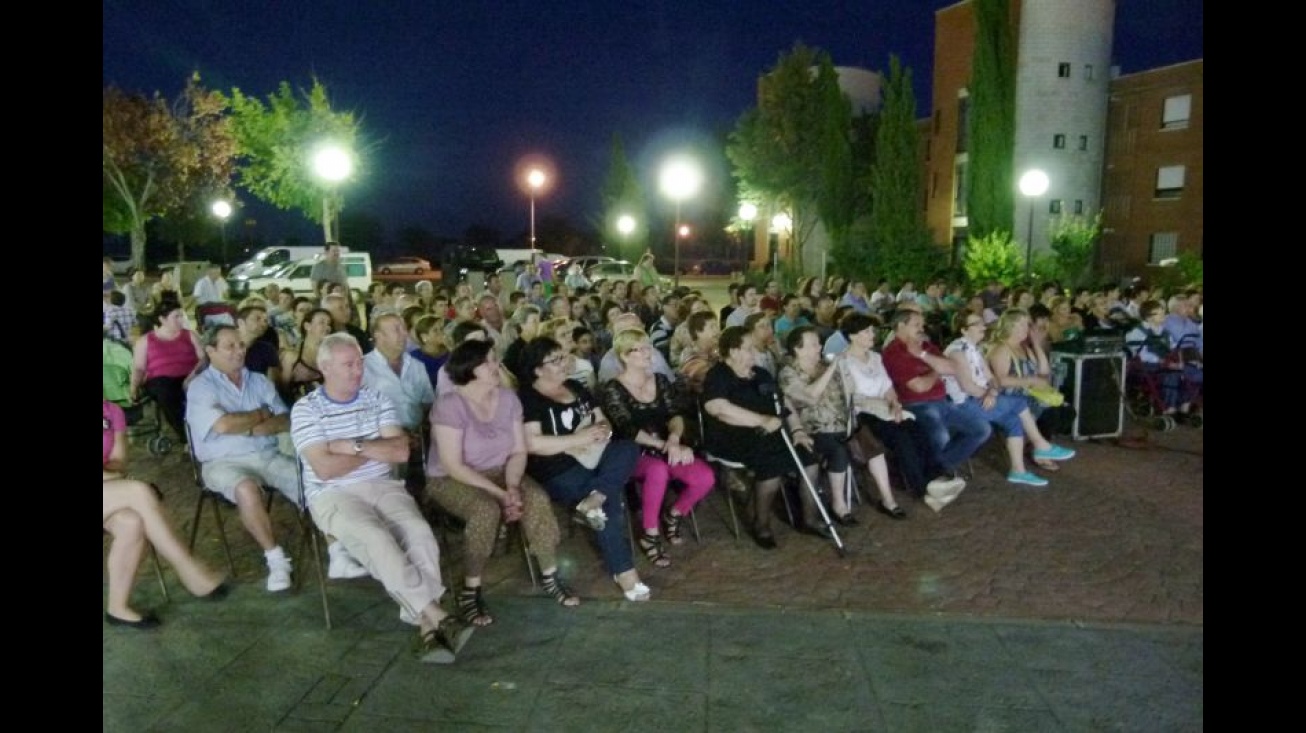 El público disfrutó del humor de Juan Aroca en las fiestas de la Avenida del Parque