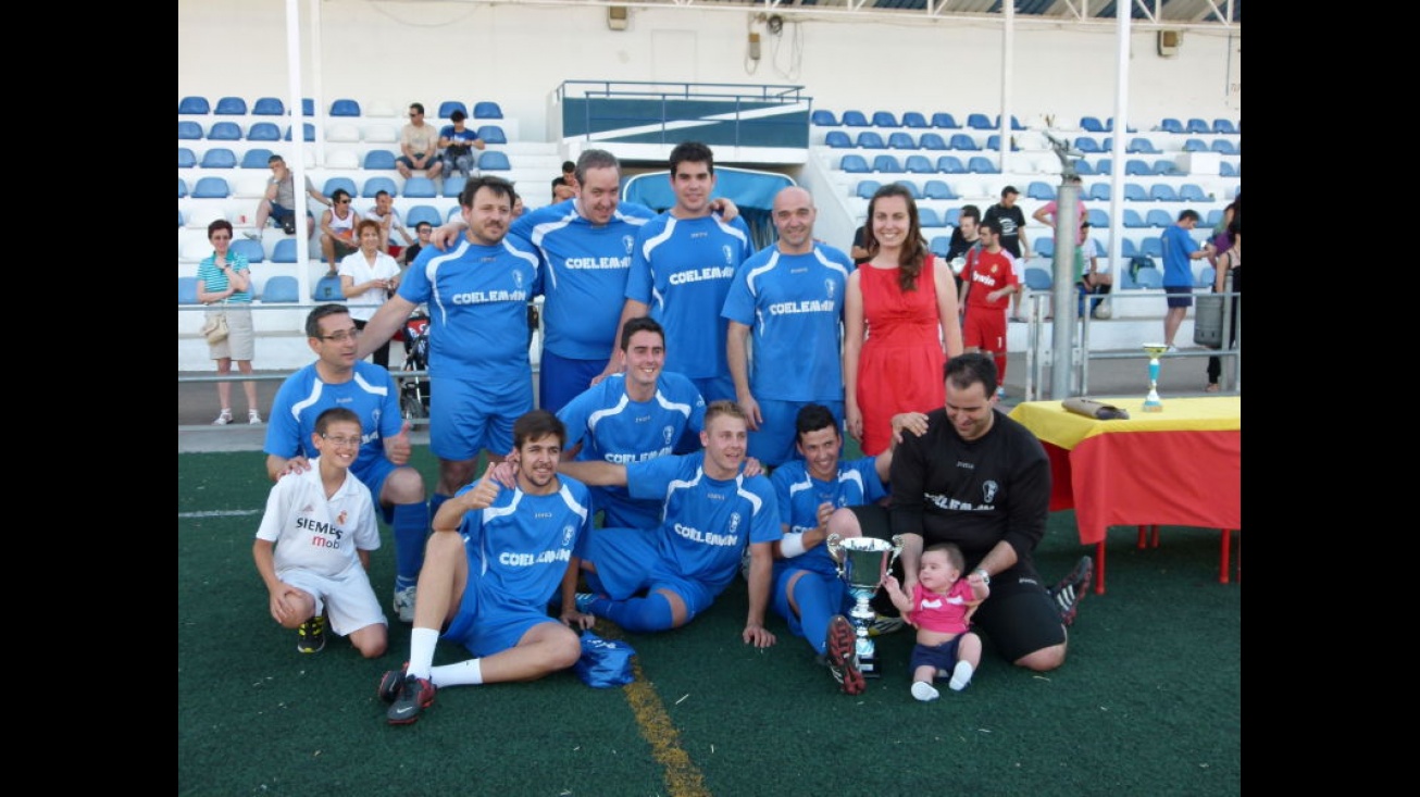 Coeleman, campeón de fútbol 7, junto a la concejal de Deportes