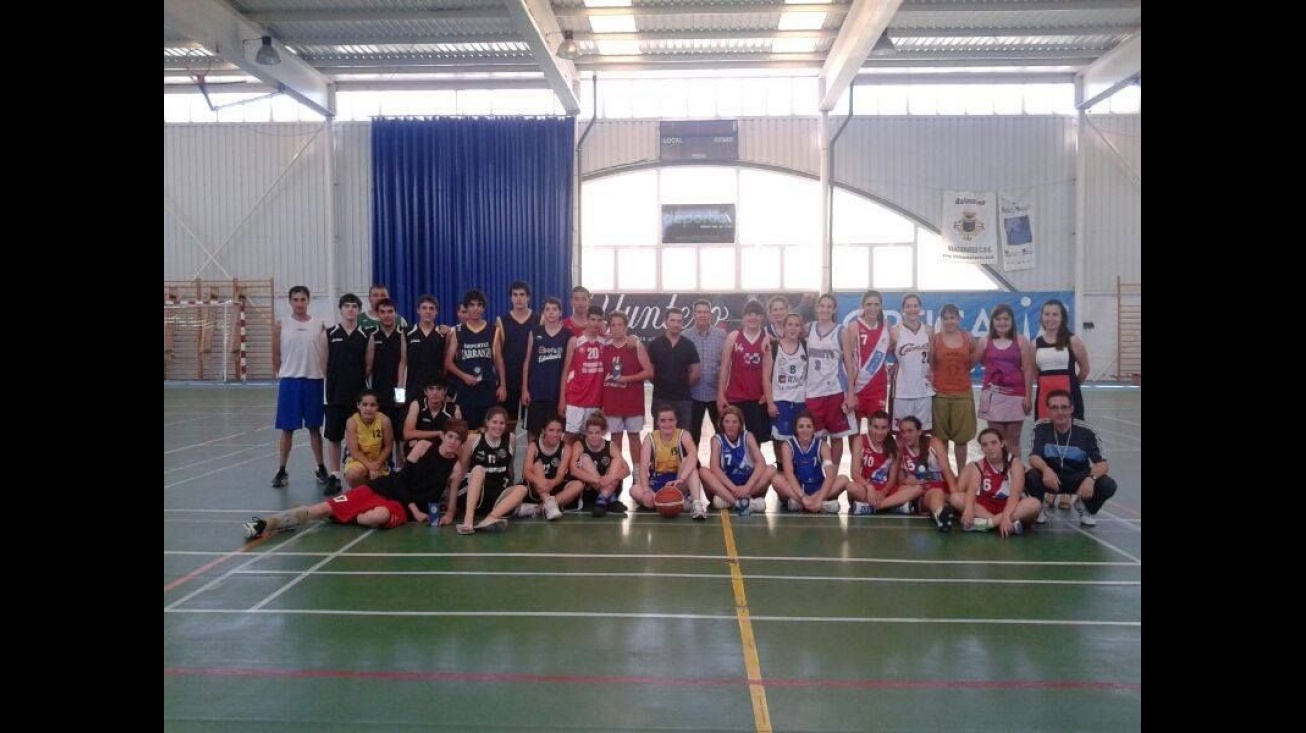 Foto conjunta de los participantes con la concejal de Deportes