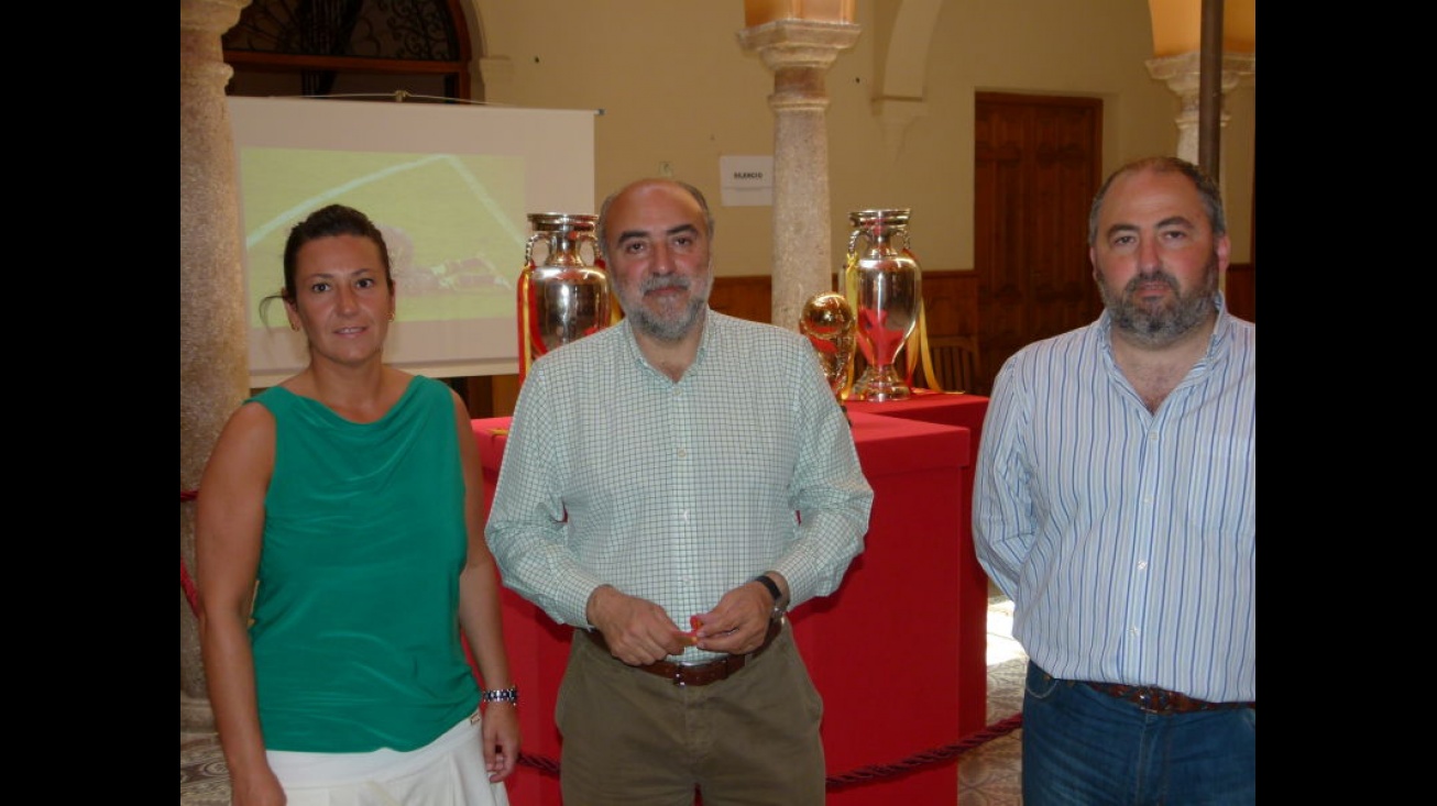 Lola Serna, Antonio López de la Manzanara y Alfonso Mazarro ante los trofeos de España