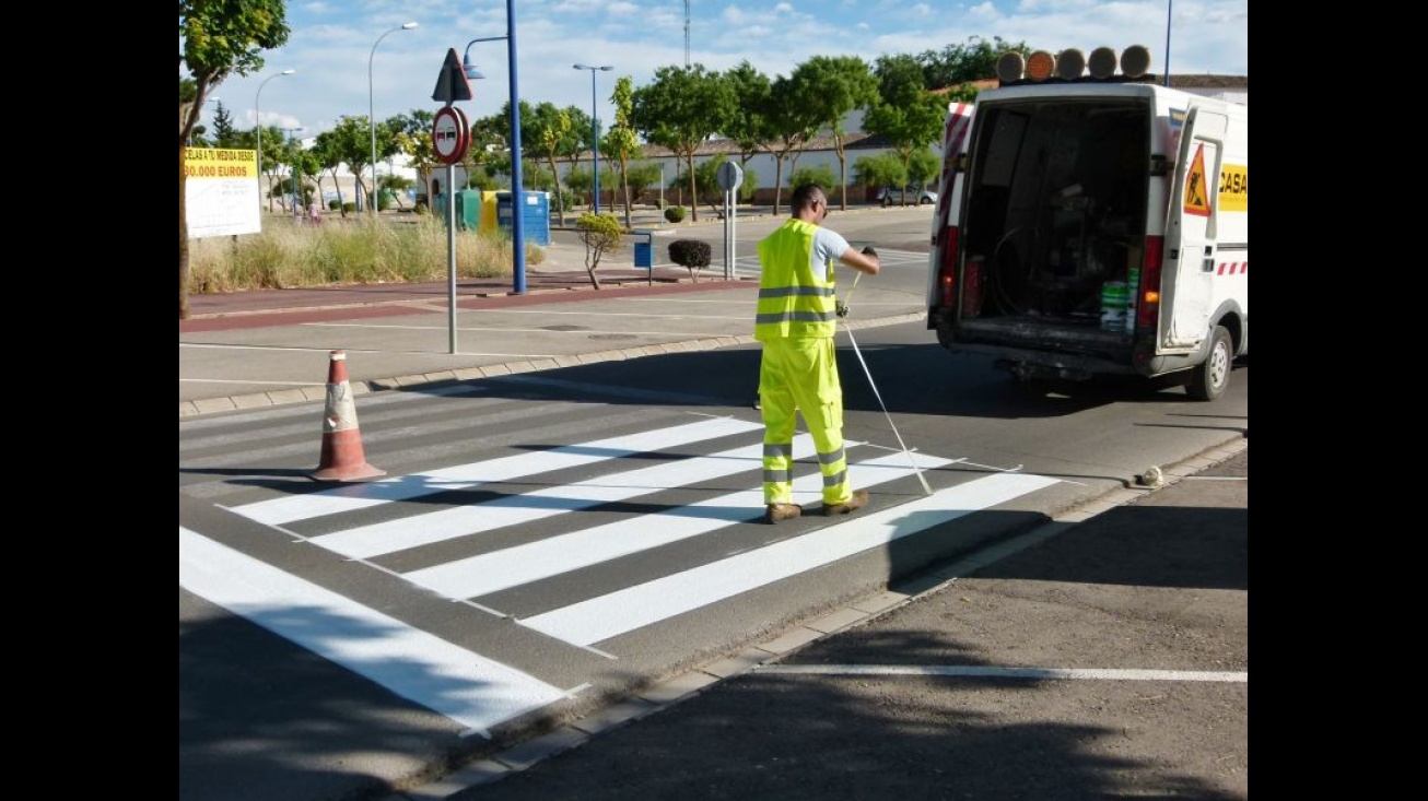 Trabajos de repintado de paso de peatones de la Avenida de Andalucía