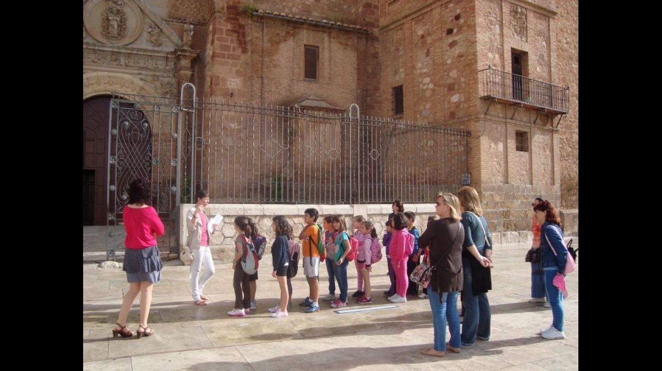 Los escolares descubrieron el impresionante pórtico de la iglesia parroquial