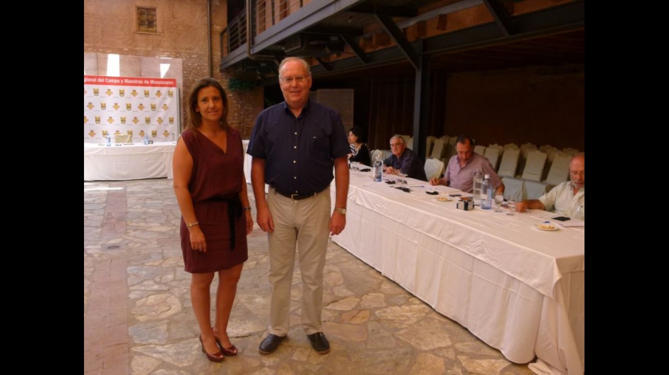 Lola Serna y Félix Yáñez durante el Concurso Regional de Calidad de Vinos 2013