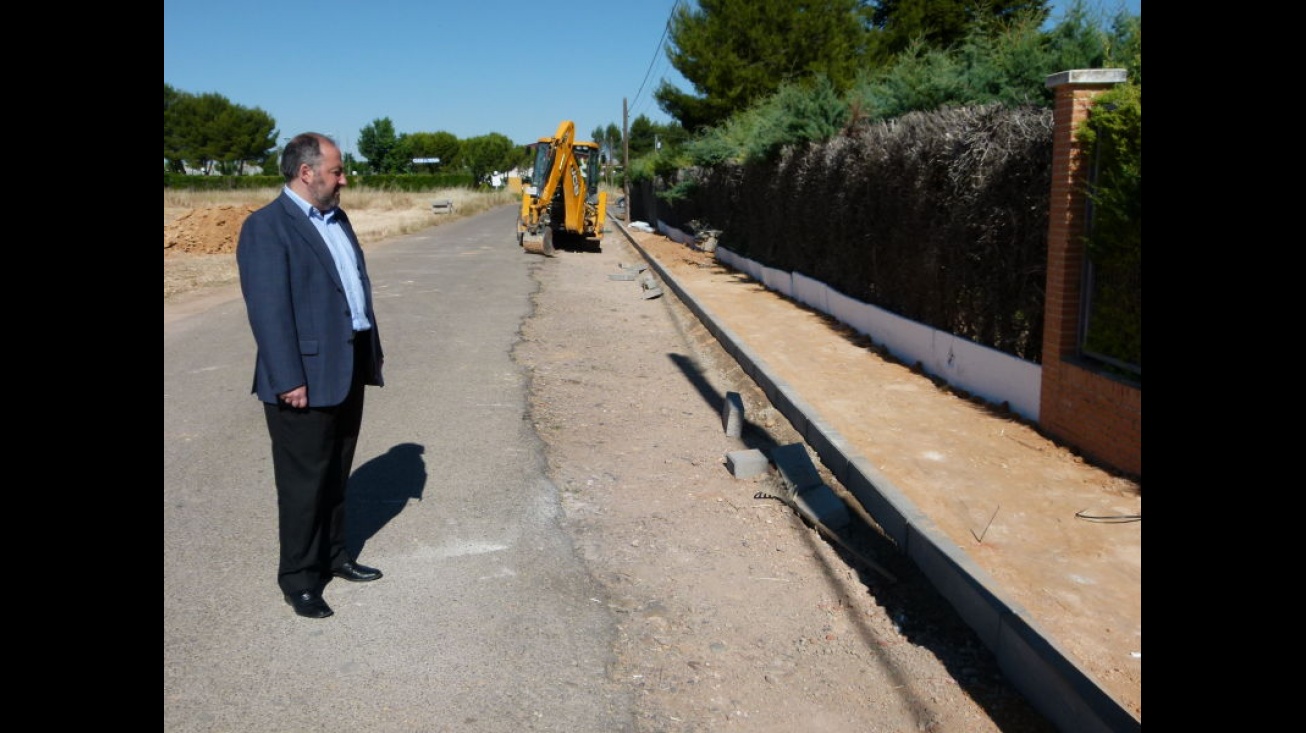 El concejal de Obras, Manuel Mazarro, visita las obras del camino