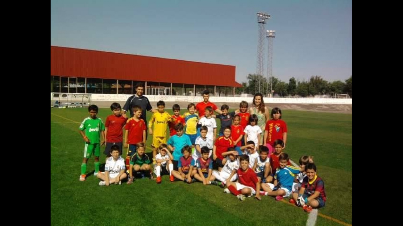 La Concejal de Deportes junto a uno de los grupos de la Escuela de Fútbol