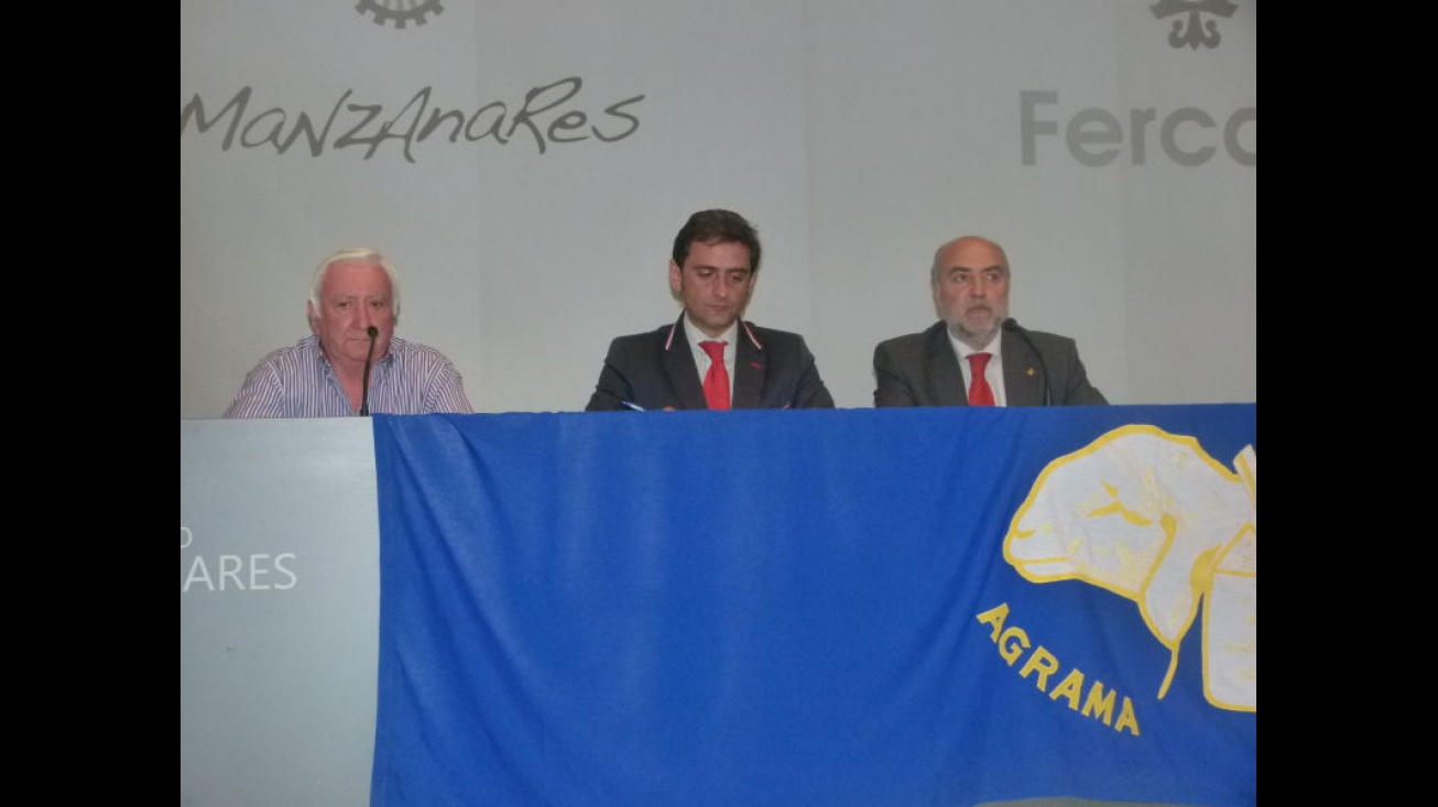 El Director General, en el centro, junto al alcalde de Manzanares