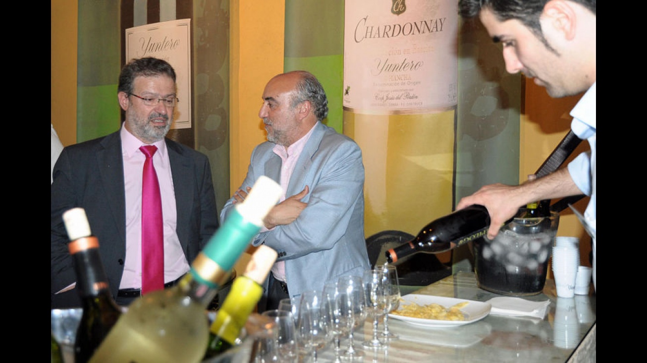 Nemesio de Lara y el alcalde, en el stand de los vinos de Manzanares