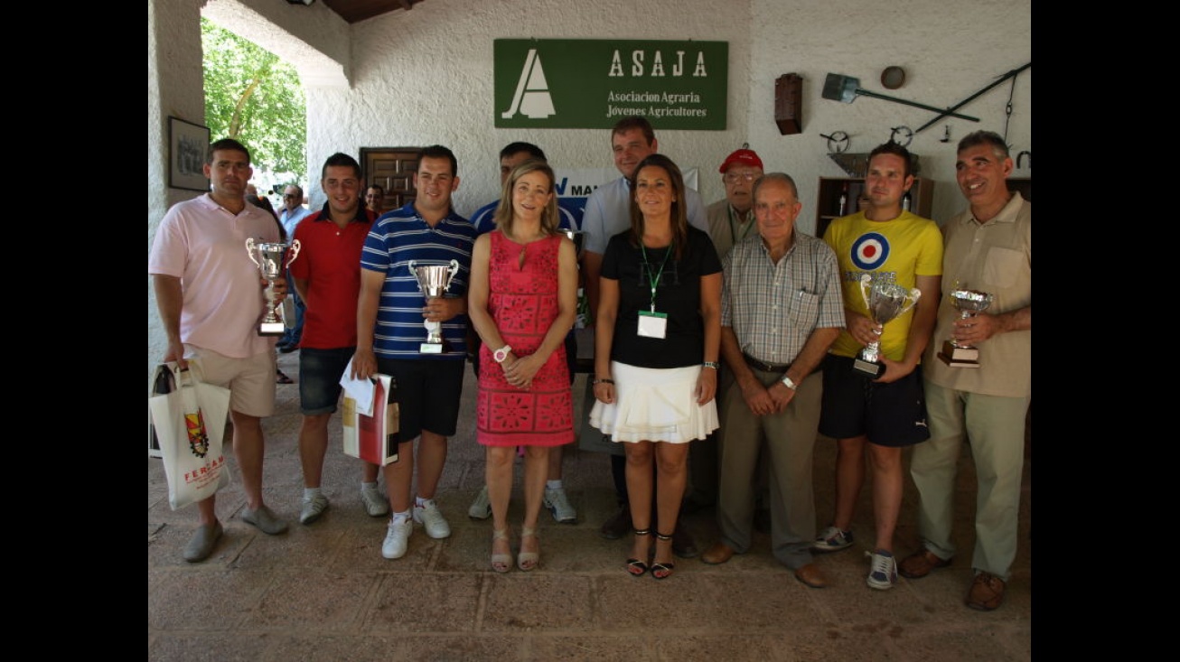 Foto de los ganadores y organizadores, con Lola Serna y Lola Merino