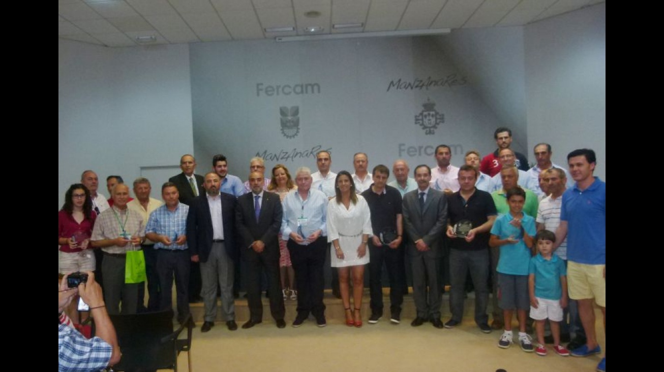 Todos los premiados posan junto a las autoridades locales