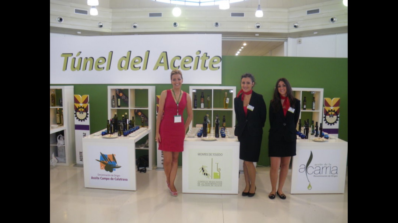 Beatriz Maeso junto a las azafatas del Túnel del Aceite