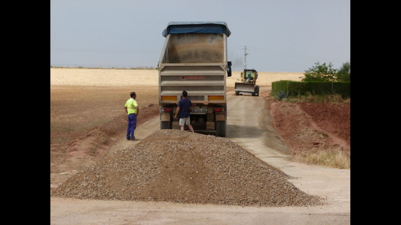 Personal trabajando en las obras de los caminos cercanos al río Azuer