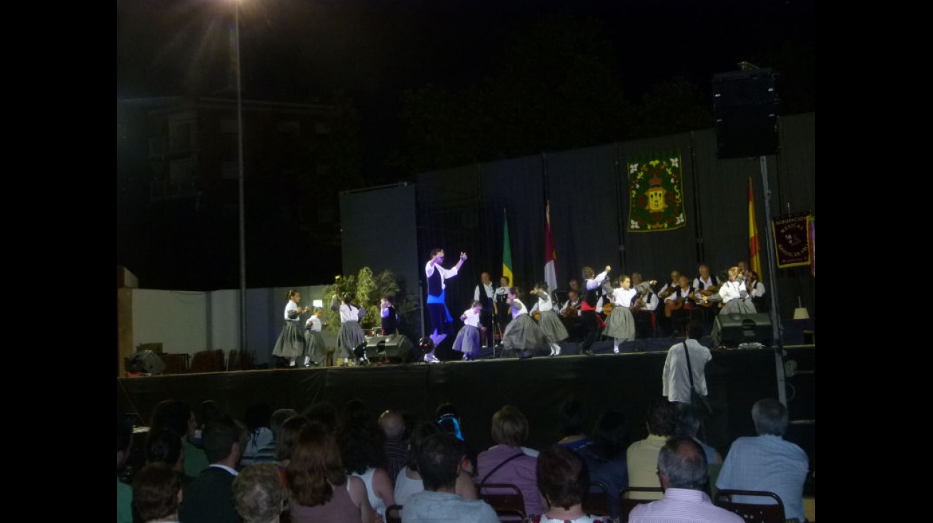 La escuela infantil "Manuel de Falla" durante el festival nacional de folcklore "Ciudad de Manzanares"