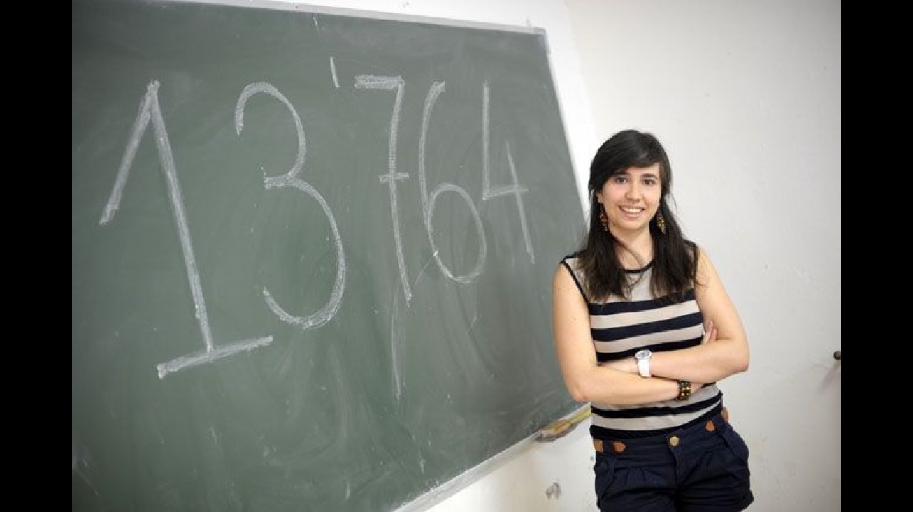 (Fotografía de Pablo Lorente / La Tribuna de Ciudad Real) Beatriz Fernández-Arroyo posando junto a su nota obtenida en PAEG 2013