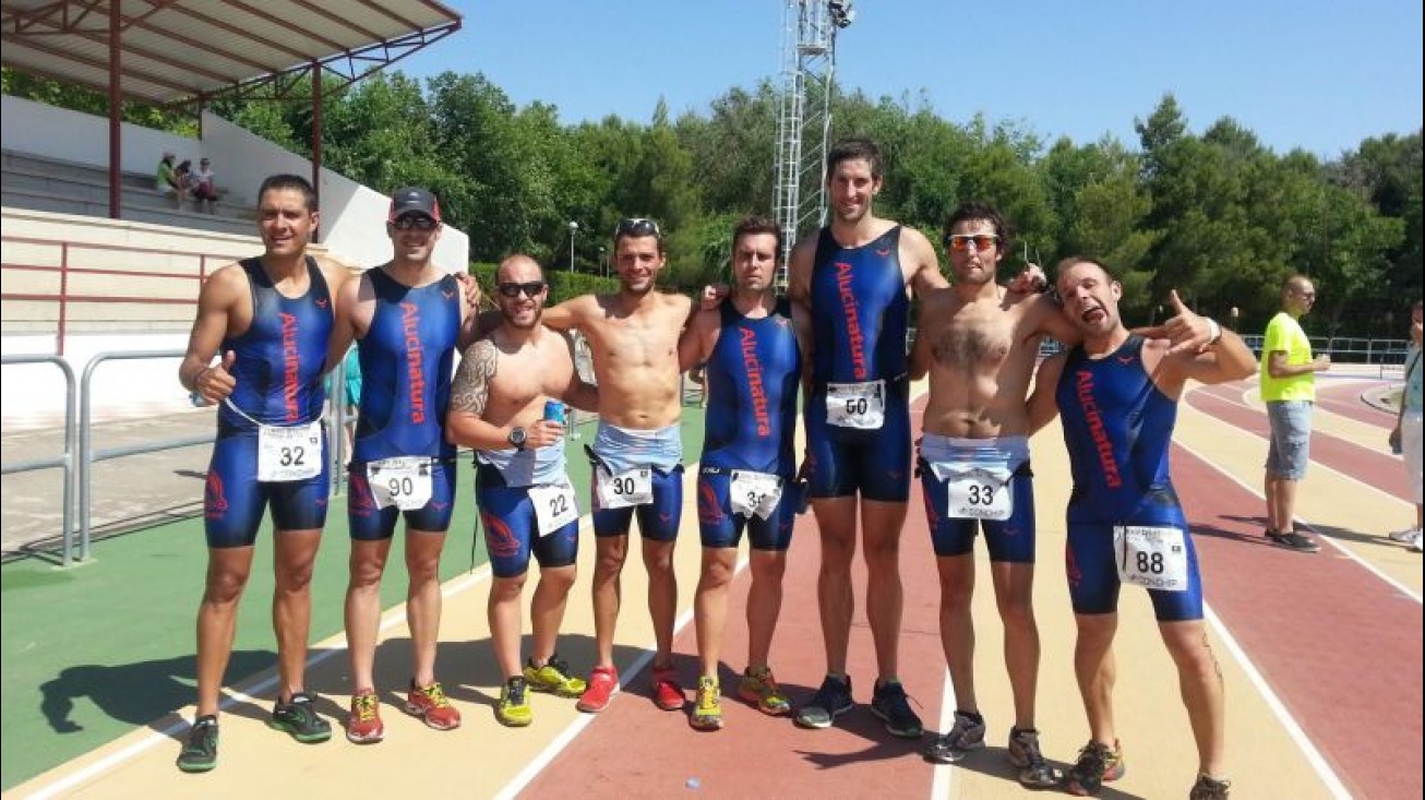 Miembros del club manzanareño Alucinatura durante el triatlón regional de Alcázar