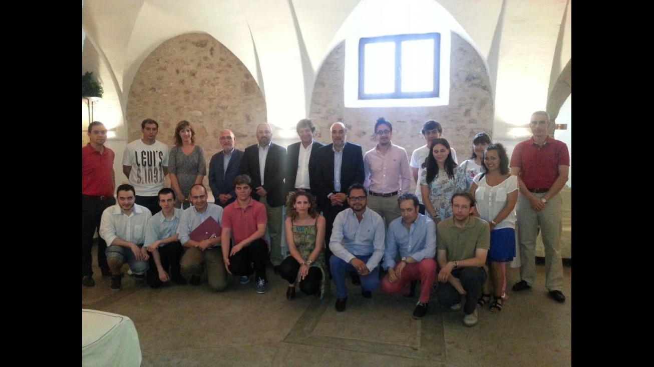 Los 14 becarios junto al alcalde de Manzanares, Antonio López de la Manzanara, durante el acto de clausura.