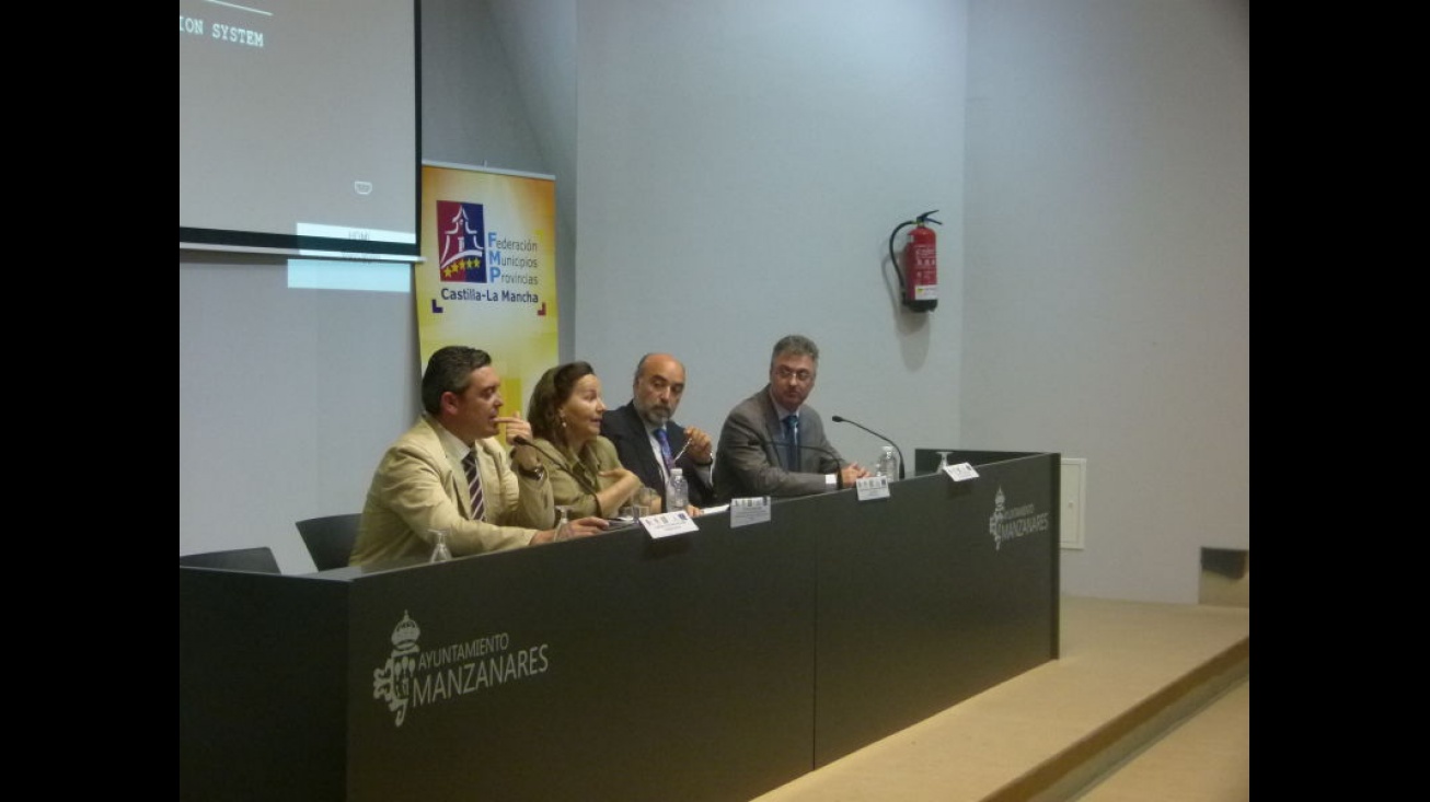 El alcalde de Manzanares, junto Santiago Lucas Torres y Matilde Basarán