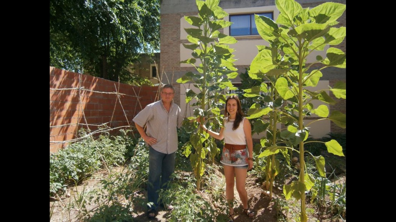 David Abolafia, director del IES Sotomayor, y Carmen Beatriz Alcolea, concejal de Juventud