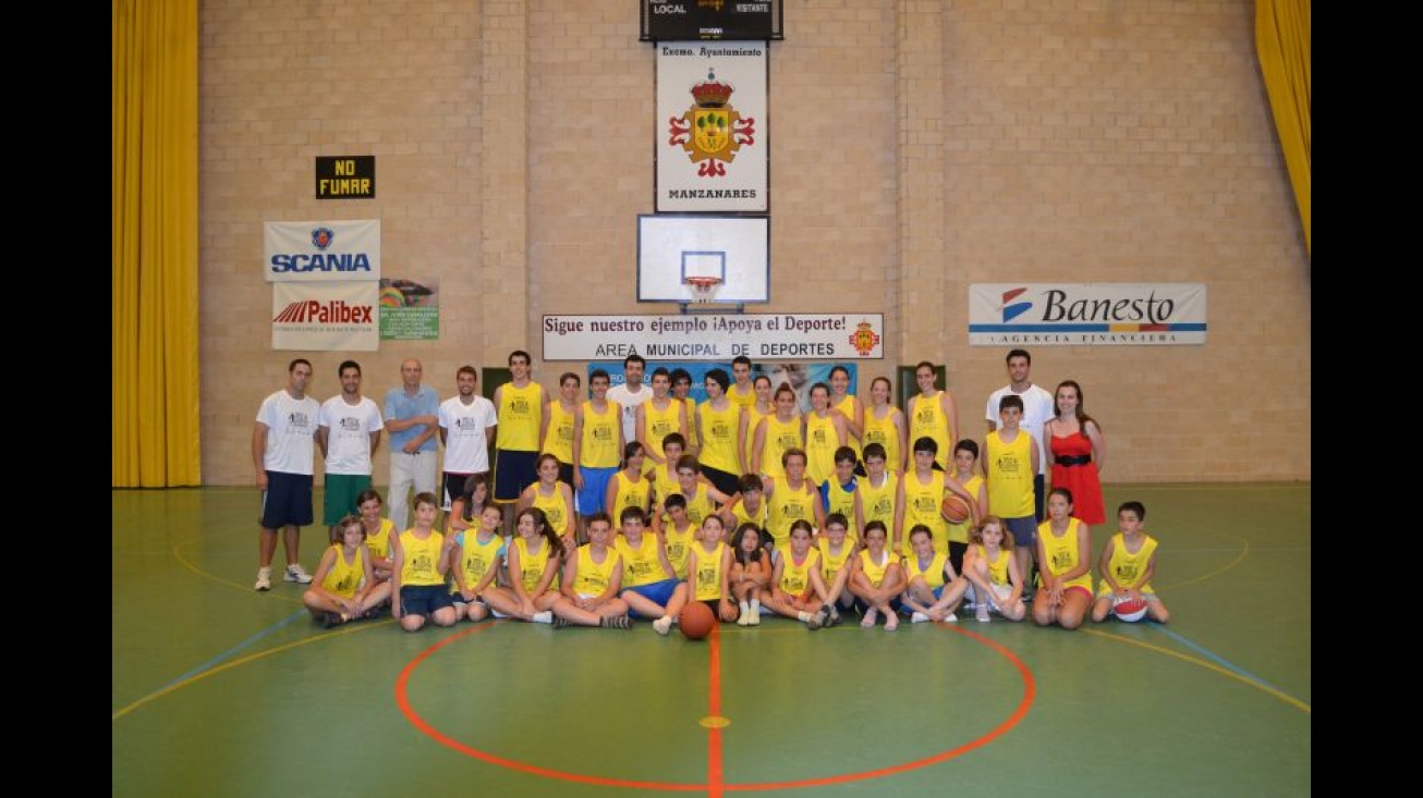 Foto de familia del VIII Campus de Baloncesto junto con la concejal de Deportes, Carmen Beatriz Alcolea