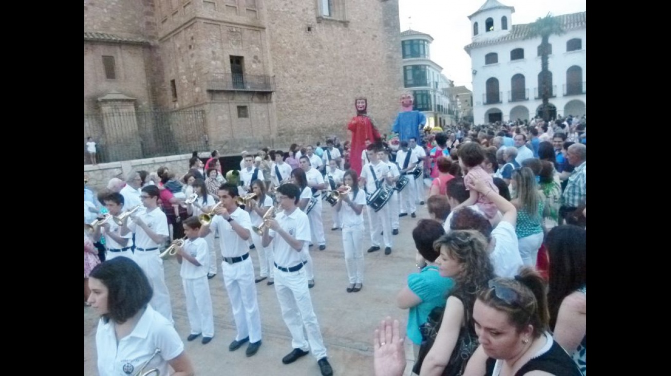 Mucho público para ver el desfile inaugural de la feria 2013