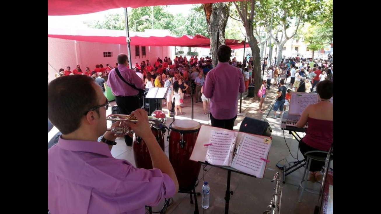 Actuación de la Orquesta Atlantis en el baile del vermú