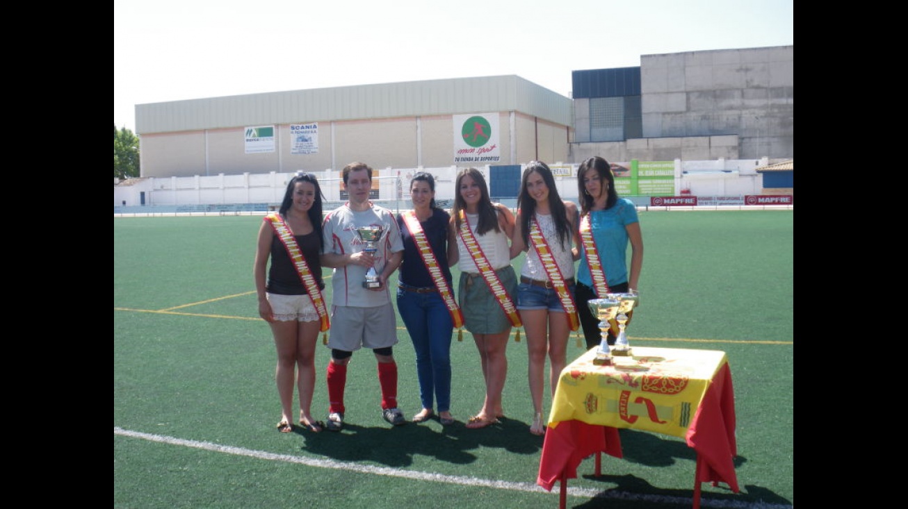 Señorío V.2.0. recibe el trofeo de campeón de fútbol 7