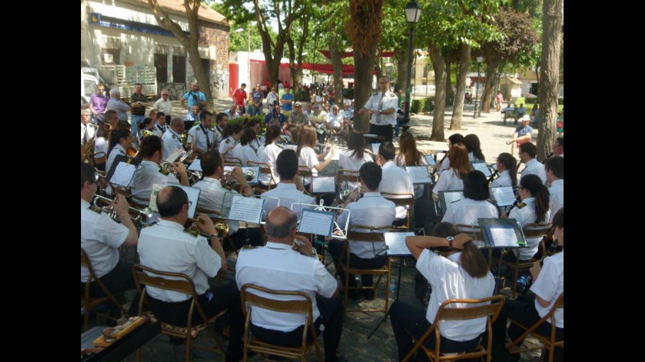 Actuación de la Banda en el parterre del río