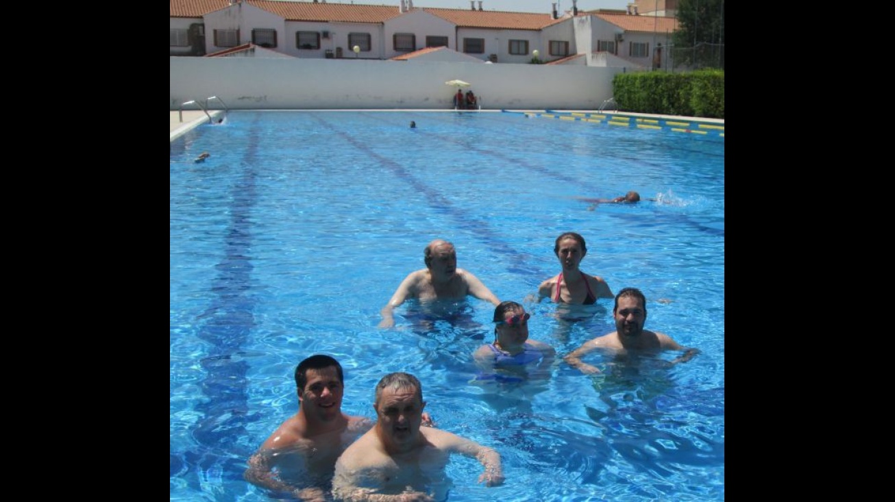 Usuarios del Centro Ocupacional durante las actividades en la piscina