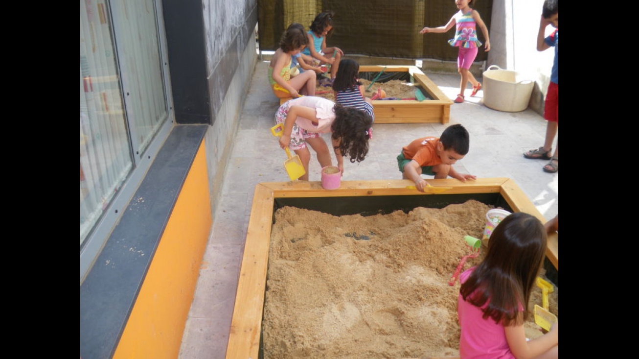 Niños jugando en el arenero de la ludoteca