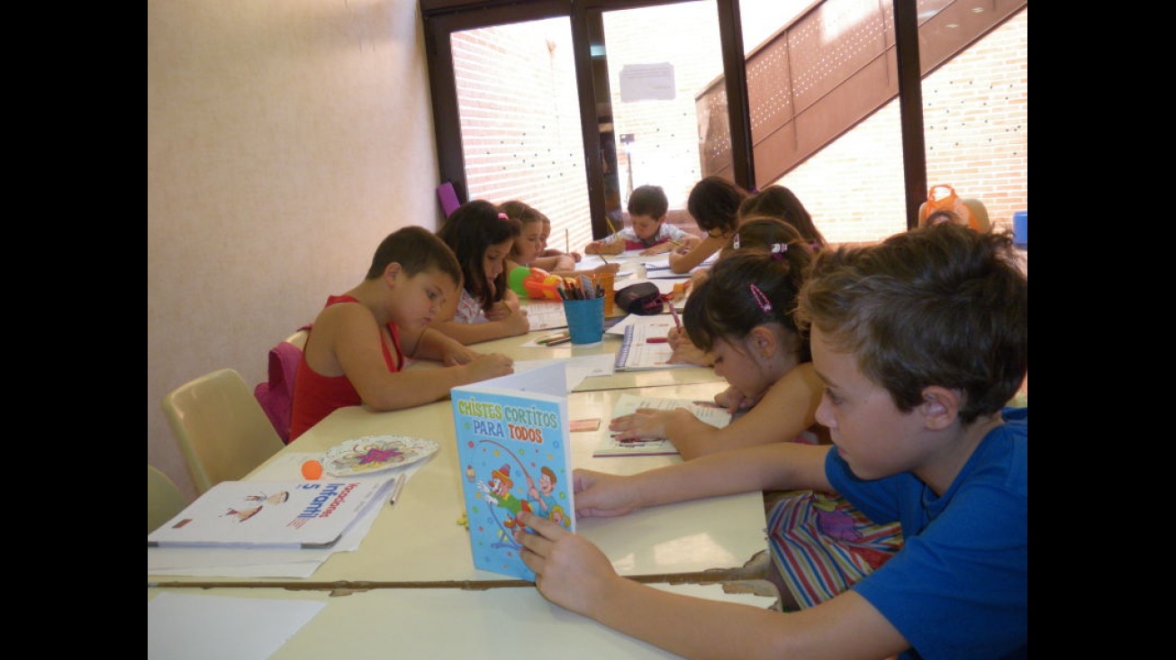 Niños participando en el programa "Abierto por vacaciones"