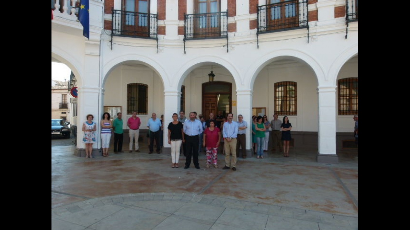 Minuto de silencio en el Ayuntamiento de Manzanares en homenaje a las víctimas de Santiago