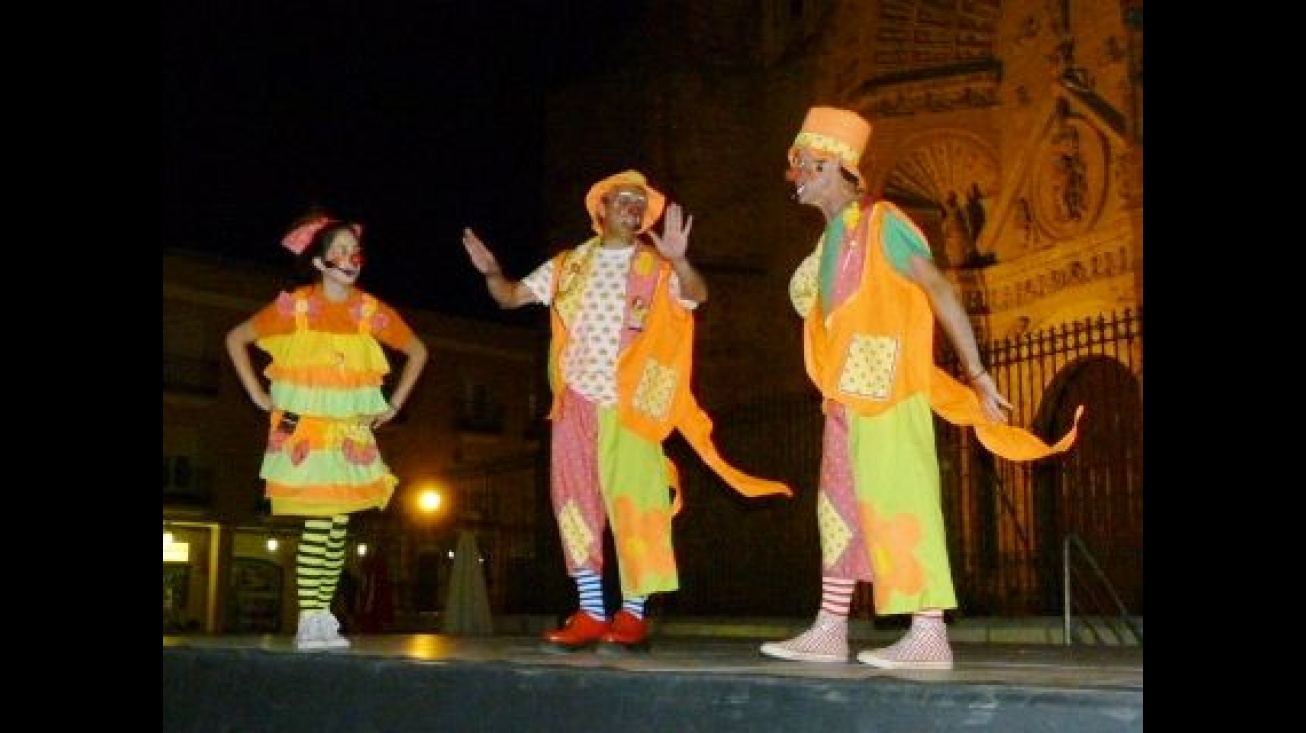 Grupo de payasos "Carambola" durante la actuación en la plaza de la Constitución