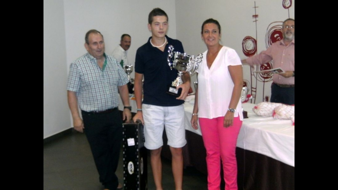 Lola Serna entrega del trofeo a Manuel Blanco Díaz-Cano, que recientemente se proclamó campeón de España de selecciones autonómicas