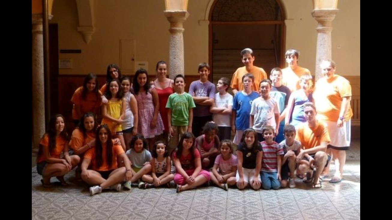 Participantes y monitores del Campamento Urbano junto a la concejal de Juventud, Carmen Beatriz Alcolea