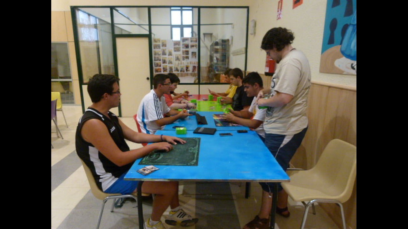 Primera sesión del taller de cartas coleccionables