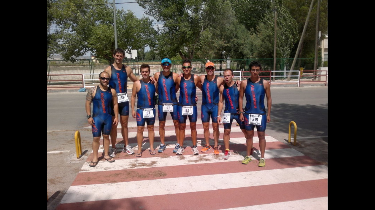 Los ocho participantes del Alucinatura Triatlón Manzanares en Agramón