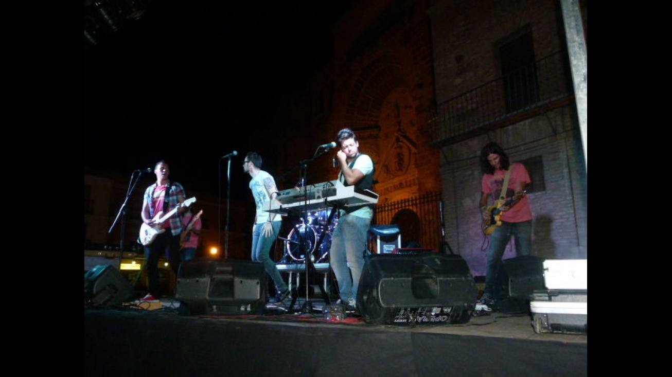 El grupo Planeta 80 durante su concierto en la plaza de la Constitución