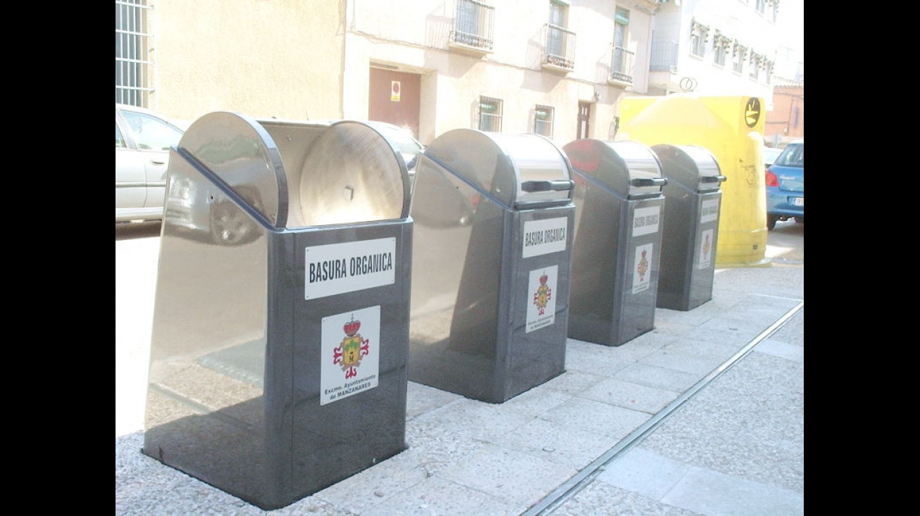 Contedores de basuras en una calle de Manzanares