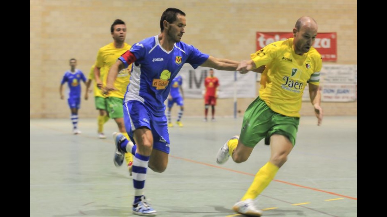 El capitán De la Cuerda se marcha de un jugador del Jaén. Foto: Roque J. Cuesta