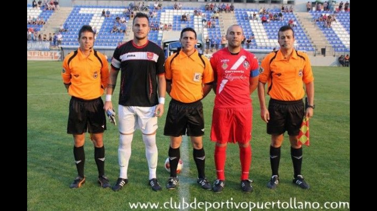 Los capitanes de ambos equipos, antes del partido. Foto: www.clubdeportivopuertollano.com