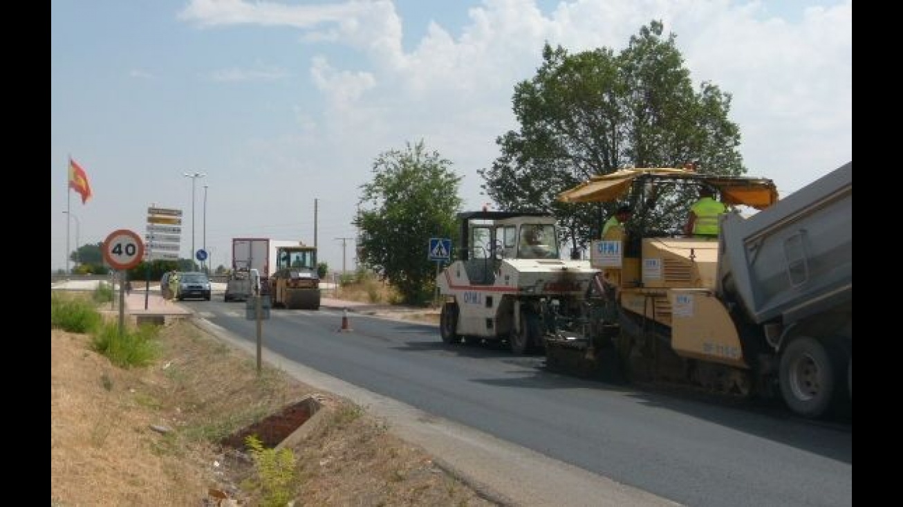 Trabajos de fresado y asfaltado de la calzada de la CM-9313