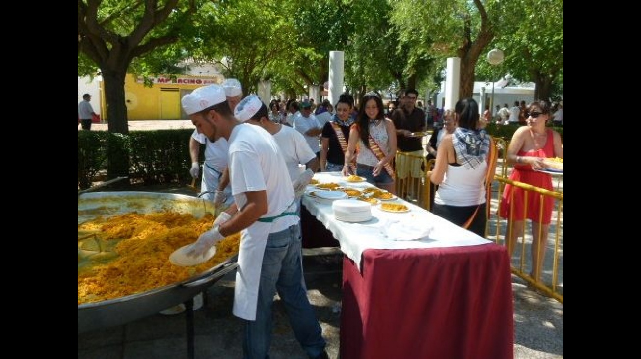 Reparto de paella a cargo de las zagalillas