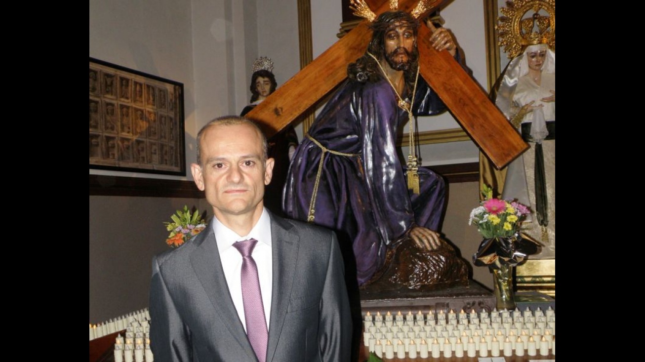 Manuel Galego Arroyo, junto a la imagen de Jesús del Perdón