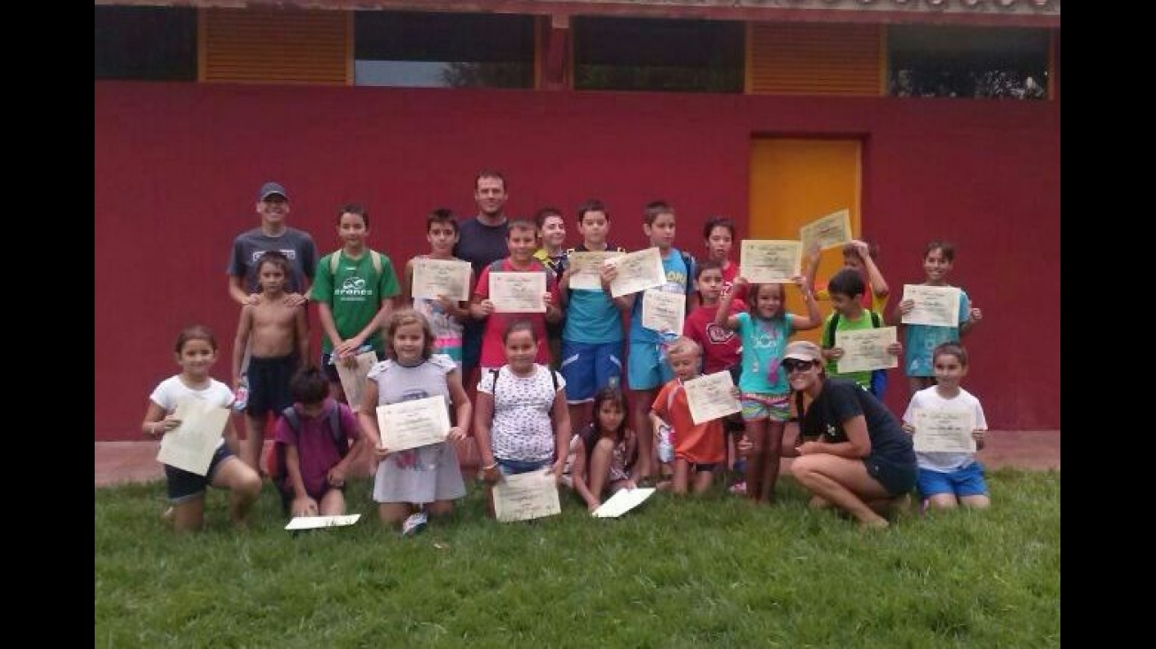 Entrega de diplomas a un grupo de los cursillos de natación celebrados en agosto