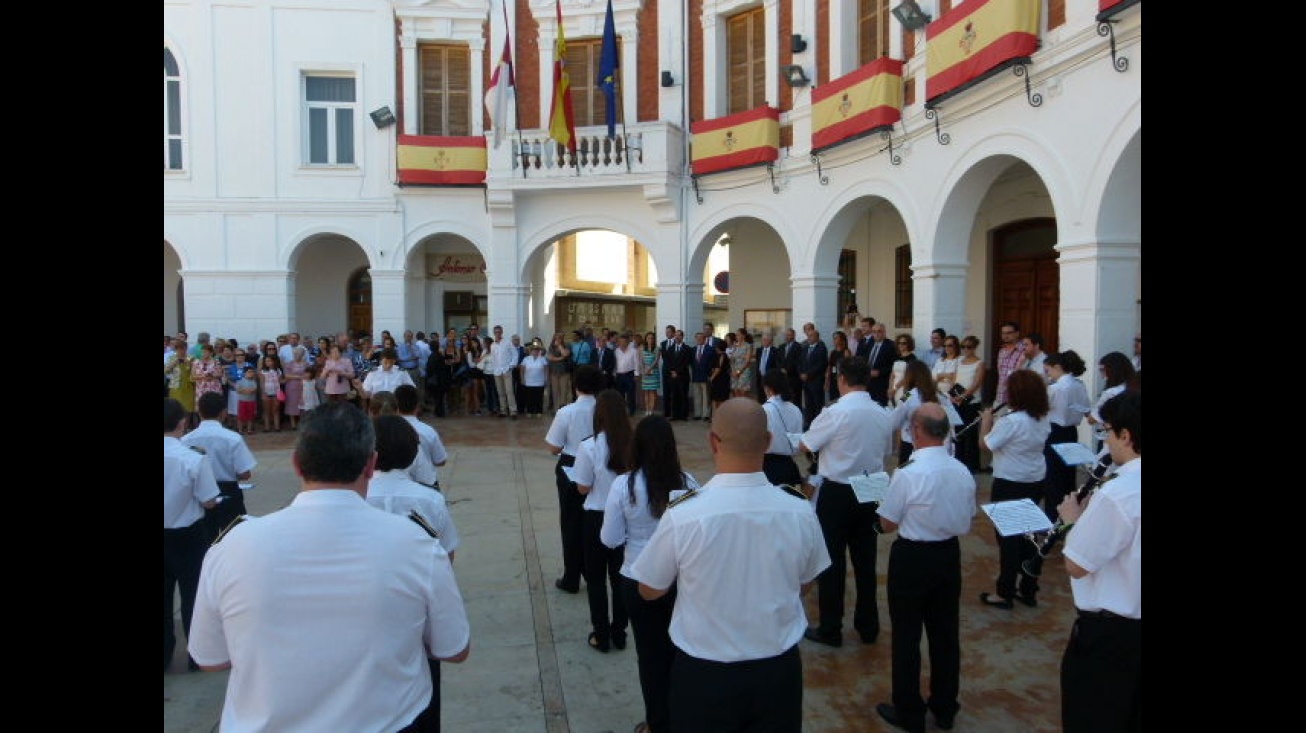 Antes del acto hubo una recepción en la plaza con la actuación de la banda